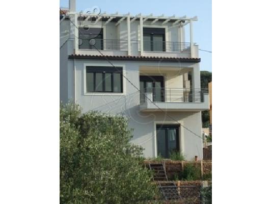 Πολυτελής κατασκευή σε εξαίσιο σημείο.